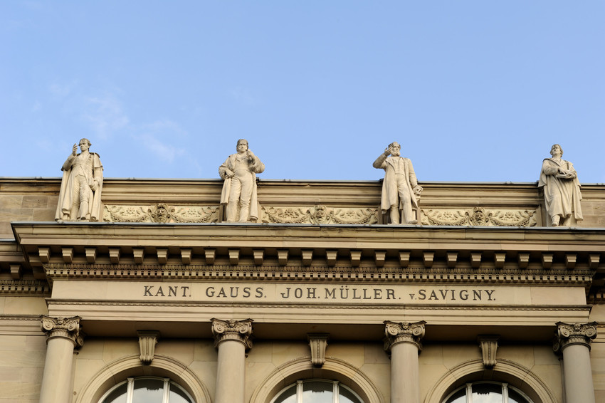 Statues sur la façade du Palais U